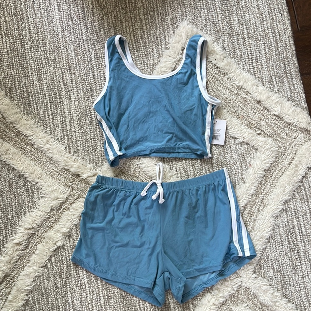 ✅Soft set, size medium but made small, new never worn